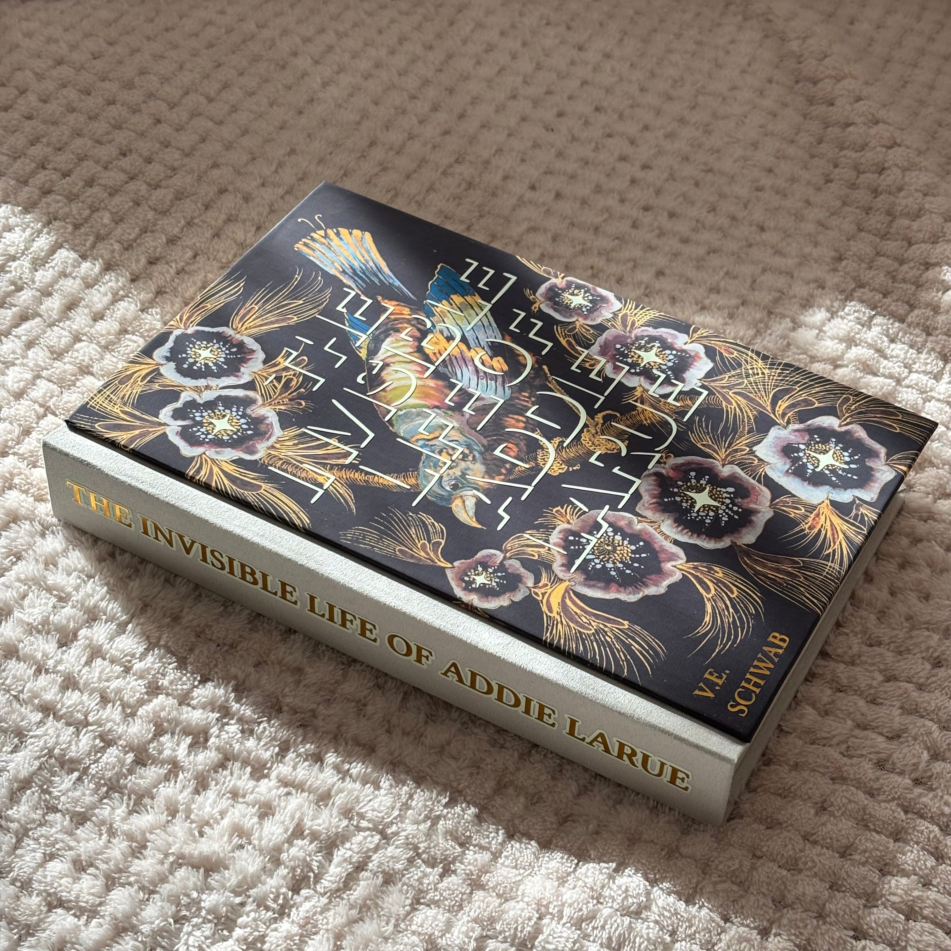 The Invisible Life of Addie LaRue V.E. Schwab Rebind glow in the dark